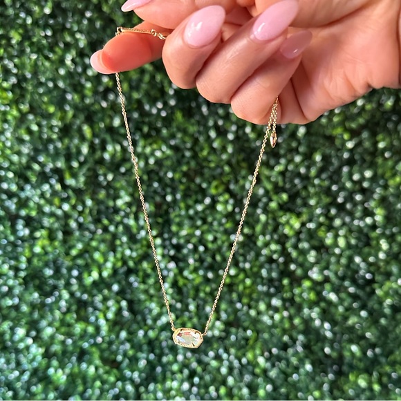 KENDRA SCOTT Elisa Gold Pendant Necklace In Dichroic Glass - Picture 7 of 8